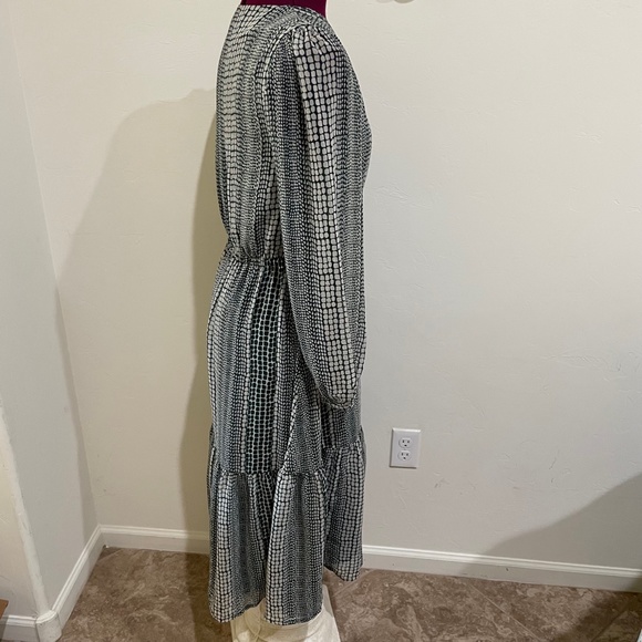 Banana Republic- Flounce Hem Chiffon V- Neck Dress - Picture 3 of 16